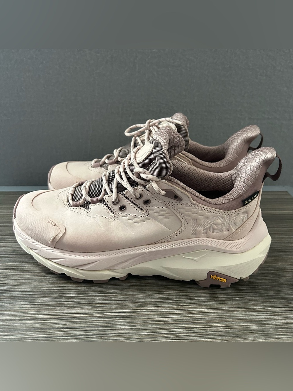 Hoka One One Kaha 2 GORE-TEX Vibram Low W's 8.5B light Pink Shoes Hiking Outdoor